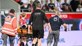 Le gardien de Heidenheim est transporté sur une civière par les secours, le 2 mai 2025