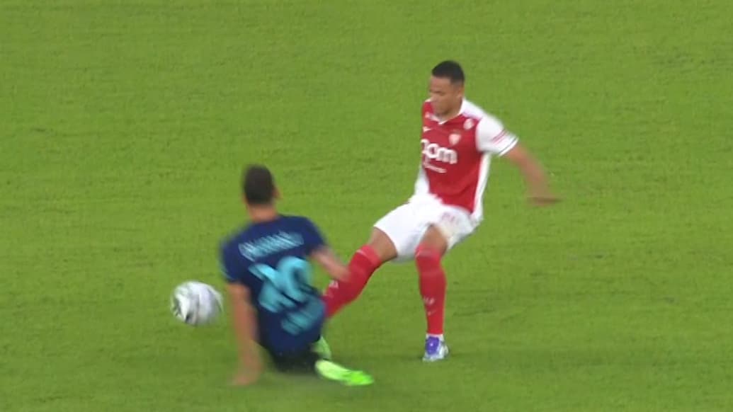 Le tacle de Calhanoglu sur Vanderson