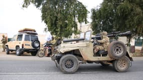 Des rebelles syriens conduisent dans la ville d'al-Rastan dans la province de Homs dans l'ouest de la Syrie, le 7 décembre 2024, sur leur chemin vers la ville de Homs.