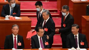 L'ancien président chinois Hu Jintao est escorté vers la sortie lors de la cérémonie de clôture du congrès du Parti communiste, à Pékin, le 22 octobre 2022
