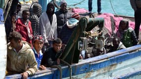 Des migrants arrivent au porte tunisien de Zarzis à 50 kilomètres de la frontière libyenne après avoir été sauvés par des garde-côtes tunisiens.
