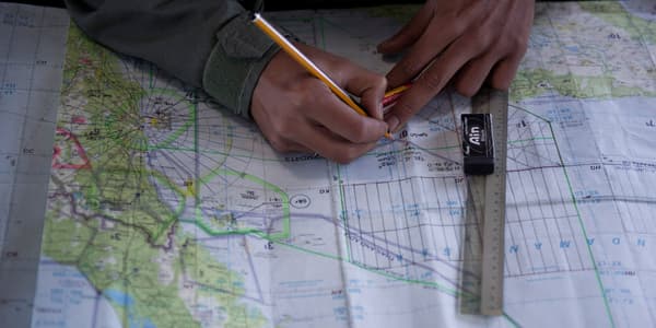 Un membre de l'armée de l'air malaisienne tente de retrouver la trace du Boeing 777 sur une carte marine, le 14 mars 2014. Un membre de l'armée de l'air malaisienne tente de retrouver la trace du Boeing 777 sur une carte marine, le 14 mars 2014.
