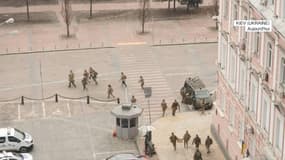Des soldats ukrainiens se déploient à Kiev, le 25 février 2022.