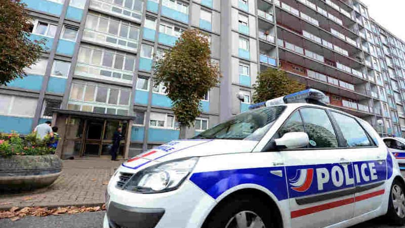Il a frappé sa victime avec une barre de fer.