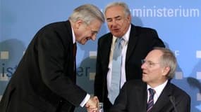 Le directeur général du Fonds monétaire international (FMI), Dominique Strauss-Kahn (au centre), le président de la Banque centrale européenne (BCE), Jean-Claude Trichet (à gauche) et le ministre allemand des Finances, Wolfgang Schaüble. Il faut adopter r