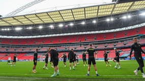Les joueurs de la République Tchèque s'échauffant sur la pelouse du stade de Wembley