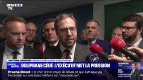 "Le Doliprane continuera à être produit en France", affirme le ministre de l'Économie, Antoine Armand, depuis le site de Sanofi qui produit le médicament