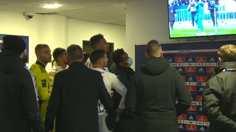 Les joueurs de Lyon regardant le jet de projectile sur un écran Les joueurs de Lyon regardant le jet de projectile sur un écran