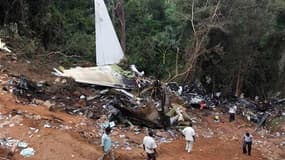 Des enquêteurs passaient au crible les pentes d'un ravin, dimanche dans le sud de l'Inde, pour tenter de retrouver la boîte noire du Boeing 737-800 de la compagnie Air India Express dont l'atterrissage manqué s'est soldé par 158 morts la veille à Mangalor