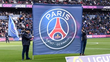 Le logo du PSG pendant un match au Parc des Princes en mars 2023