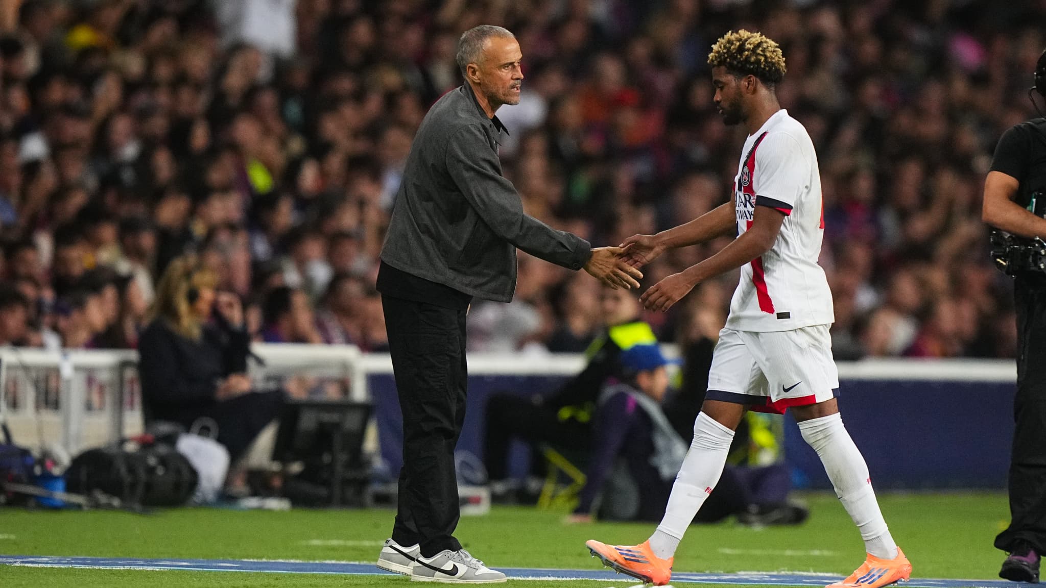 LA SURPRISE MBAYE, LES TENSIONS EN TRIBUNE, L'ÉCHANGE ENTRE AL-KHELAÏFI ET LEWANDOWSKI: LES SECRETS DE LA FOLLE SOIRÉE DU PSG À BARCELONE
