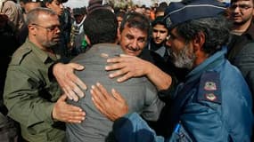 Funérailles à Benghazi d'un Libyen tué par les forces fidèles à Mouammar Kadhafi. Un porte-parole de l'insurrection a déclaré à la chaîne de télévision Al Djazira que plus de 8.000 Libyens qui luttaient dans le camp des insurgés ont été tués depuis le déb