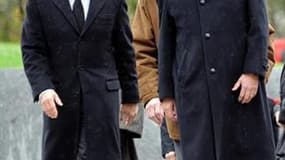 Nicolas Sarkozy et François Fillon voient la proportion d'opinions positives à leur égard baisser d'un et trois points respectivement en un mois, selon un sondage Viavoice. /Photo prise le 9 novembre 2010/REUTERS/Eric Feferberg/Pool