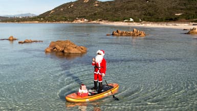 Un Père Noël sur une planche de paddle en Corse, le 20 décembre 2022. (photo d'illustration)