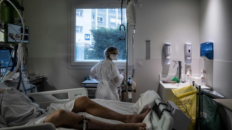Dans la chambre d'un patient atteint du Covid-19 dans le service de réanimation de l'hôpital de Lyon-sud, à Pierre-Bénite, le 25 janvier 2021