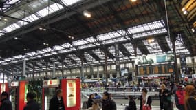 Le hall de la gare de Lyon bondée de monde à Paris (Photo d'illustration).