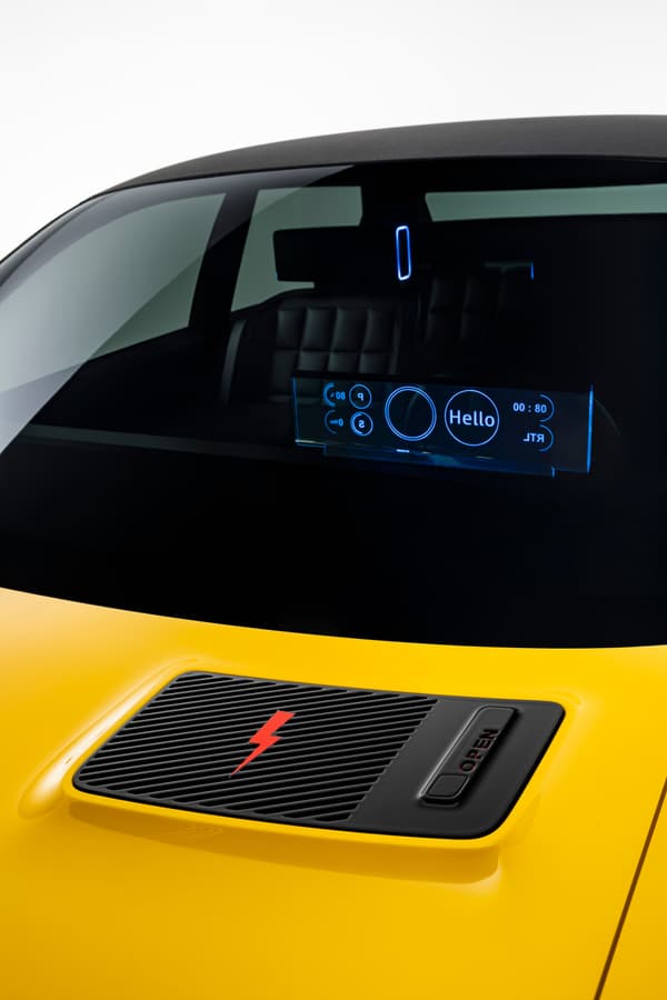 Renault évoque "des lampes d'appui-tête" et "des informations affichées sur un petit écran transparent du tableau de bord". Renault évoque "des lampes d'appui-tête" et "des informations affichées sur un petit écran transparent du tableau de bord".