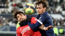 Le milieu de terrain brésilien de Lyon, Lucas Paqueta (g), à la lutte avec le défenseur portugais de Bordeaux, Ricardo Mangas, lors de la 17e journée de Ligue 1, le 5 décembre 2021 au Matmut Atlantique Stadium