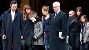 Le fils de Kate Barry, Lou Doillon, Jane Birkin et Charlotte Gainsbourg étaient présents jeudi aux obsèques de la photographe Kate Barry.