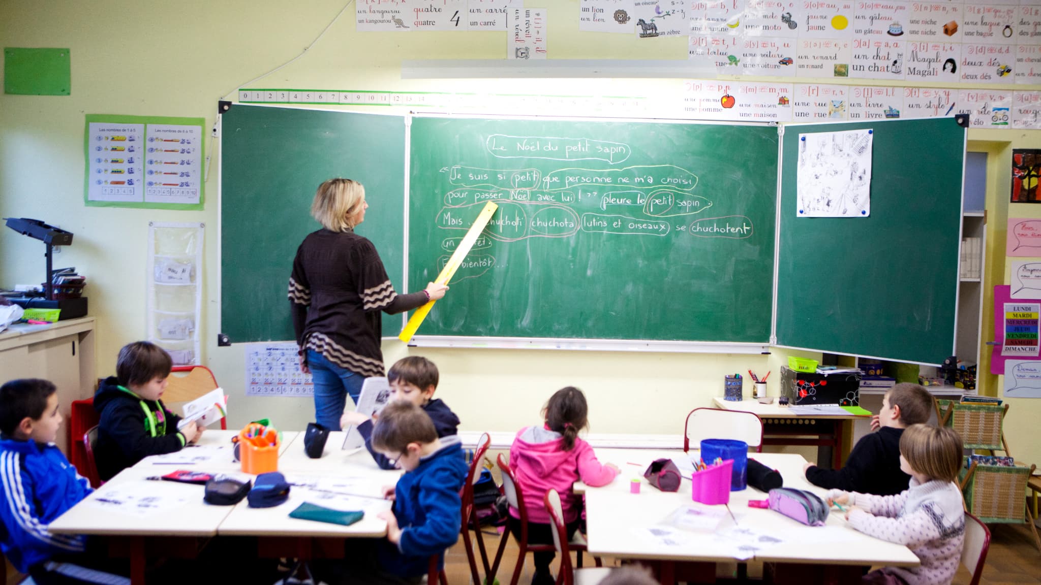 "JE N'Y VAIS PAS LA FLEUR AU FUSIL": LE GRAND MALAISE DU CORPS ENSEIGNANT À LA VEILLE DE LA RENTRÉE SCOLAIRE