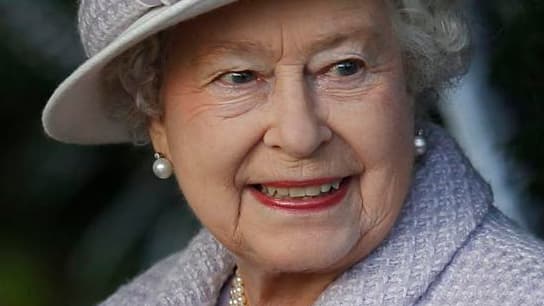 La reine Elizabeth à son arrivée, dimanche, pour une messe de Noël à l'église St Mary Magdalene. Dans son message diffusé alors que son époux le prince Philip se remet à l'hôpital d'une opération du coeur, la reine d'Angleterre a souligné l'importance de