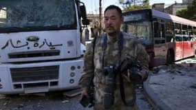 Toshifumi Fujimoto, un chauffeur de poids lourd japonais visite les lignes de front en Syrie.