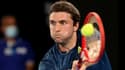 Gilles Simon face au Grec  Stefanos Tsitsipas au 1er tour de l'Open d'Australie, à Melbourne, le 9 février 2021
