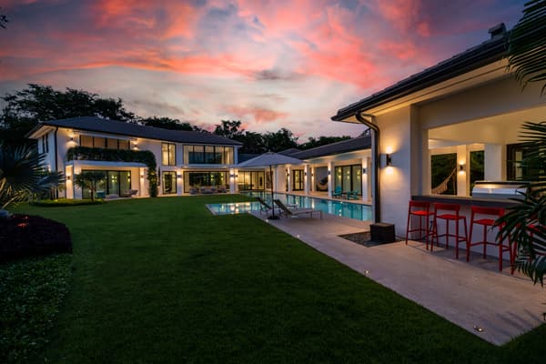 Cette villa située à Coral Gables au prix de 9 millions de dollars (soit 8 millions d'euros) pour une superficie totale de 850m² et un terrain de 2.415m².