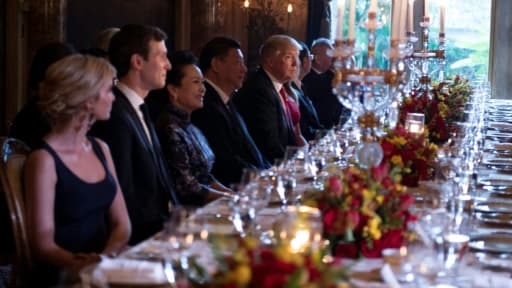 Le président américain Donald Trump (c) et son homologue chinois Xi Jinping (l) lors d'un dîner à la résidence et club privé Mar-a-Lago, le 7 avril 2017 à West Palm Beach, en Floride