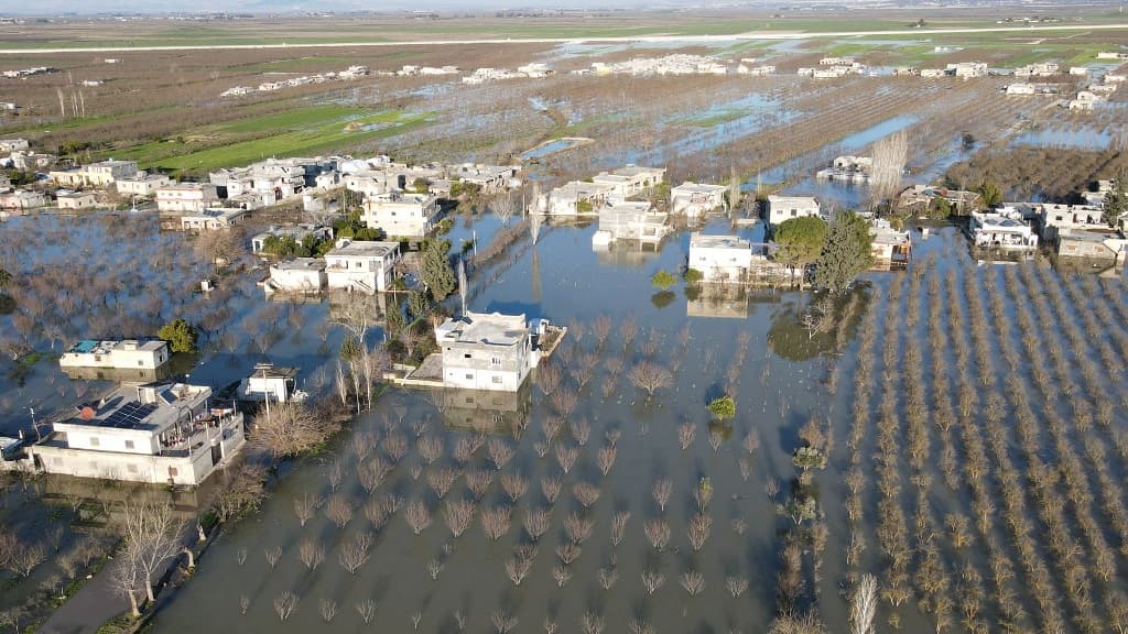 Le village de Tloul, en Syrie, inondé après la destruction d'un barrage par le séisme de février 2022. Le village de Tloul, en Syrie, inondé après la destruction d'un barrage par le séisme de février 2022.