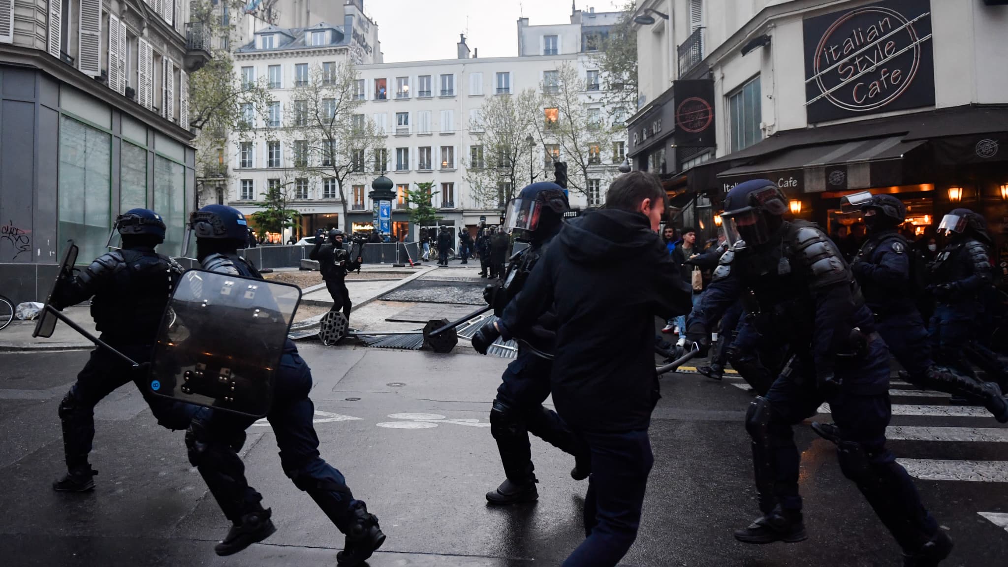 Réforme des retraites à Paris : Quand un camion de la police