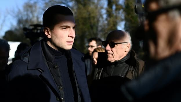 Le président du RN Jordan Bardella (C) visite une exploitation agricole à  Queyrac, en Gironde, le 20 janvier 2024 