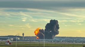 Cette photo fournie montre la fumée et les flammes s'élevant du site du crash d'un avion-cargo UPS à l'extérieur de l'aéroport international de Louisville, dans le Kentucky, le 4 novembre 2025.