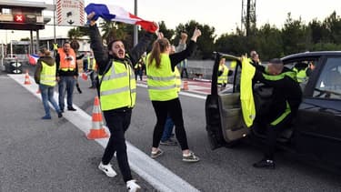 Des gilets jaunes bloquent le péage de La Ciotat dans les Bouches-du-Rhône, le 1er décembre 2018.