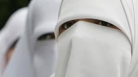 La Belgique a fait un grand pas mercredi vers une interdiction du port de la burqa dans les lieux publics après qu'une commission parlementaire s'est prononcée à l'unanimité en faveur de la mesure. /Photo d'archives/REUTERS/Muhammad Hamed