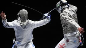 Le sabreur géorgien Sandro Bazadze (de dos) contre l'Italien Luca Curatoli aux Jeux olympiques de Paris 2024, le 27 juillet 2024 