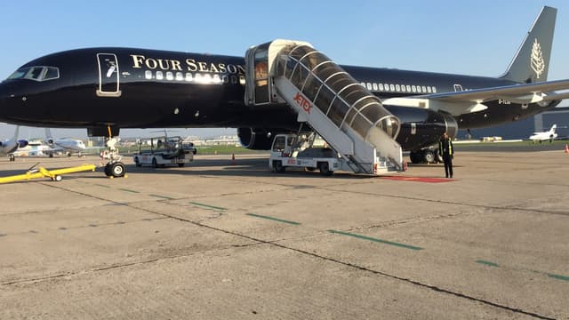 Le jet Four Seasons est un Boeing 757 équipé de 52 sièges-lits en cuir. 