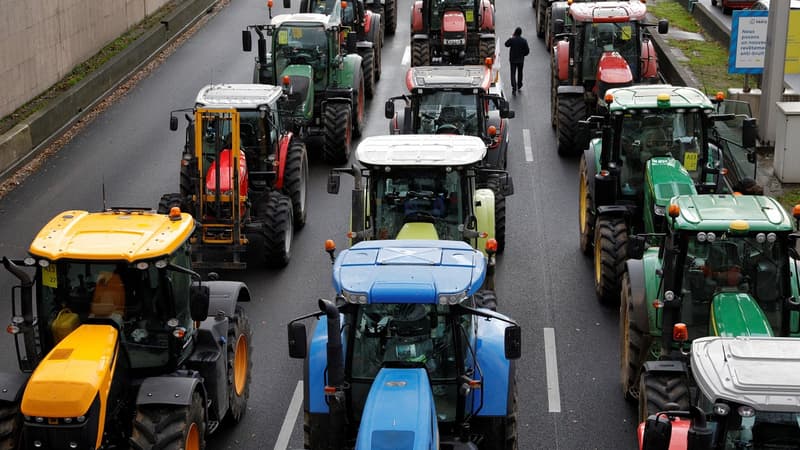 Les agriculteurs en tracteur montent à Paris pour protester