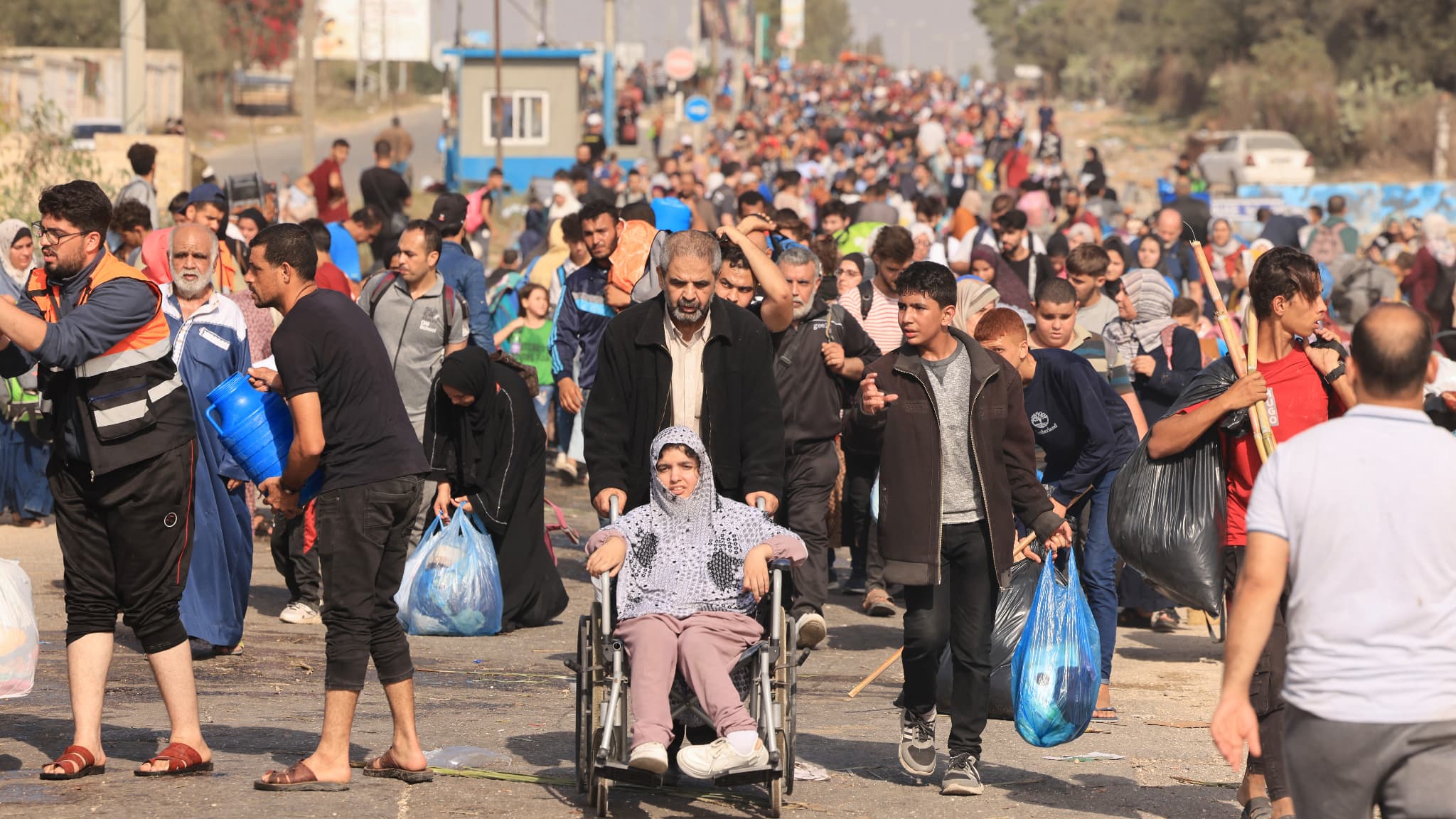 Des familles palestiniennes le long d'une autoroute, fuyant le nord de la bande de Gaza pour le sud, le 9 novembre 2023.