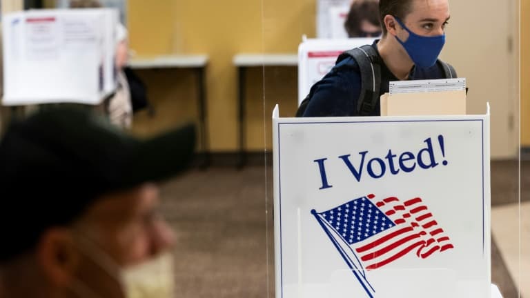 Des électeurs votent à Arlington, en Virginie, le 18 septembre 2020, premier jour autorisé pour le vote en personne anticipé pour les élections présidentielle et parlementaires américaines du 3 novembre 2020