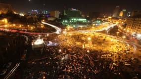 Manifestants sur la place Tahrir au Caire. Le Conseil suprême des forces armées (CSFA), au pouvoir en Egypte, a publié dimanche un décret pour avancer la date à laquelle doit s'achever le processus électoral des législatives. /Photo prise le 1er janvier 2