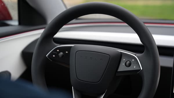 Le volant, avec les clignotants en boutons tactiles, de la nouvelle Tesla Model 3.
