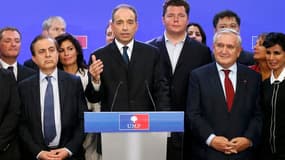 Jena-François Copé, entouré de ses soutiens, revendiquant la victoire pour la présidence de l'UMP. Son adversaire François Fillon a également revendiqué la victoire, le pire des scénarios pour le premier parti d'opposition français désormais paralysé par