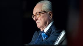 Jean-Marie Le Pen se trouvait à son domicile quand il a pris feu, mais "il se porte bien", selon son entourage.