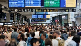 Des milliers d'usagers de la SNCF bloqués à la gare Montparnasse en raison du retard ou l'annulation de leur train, à la suite de l'attaque massive visant la compagnie ferroviaire