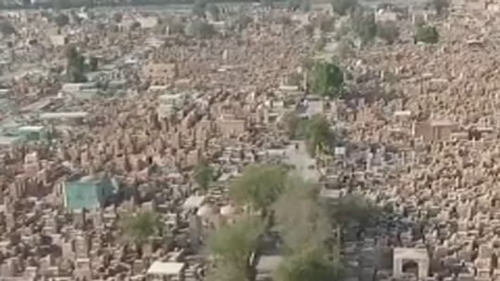 Un cimetière dont pierres tombales s'étendent à perte de vue Un cimetière dont pierres tombales s'étendent à perte de vue
