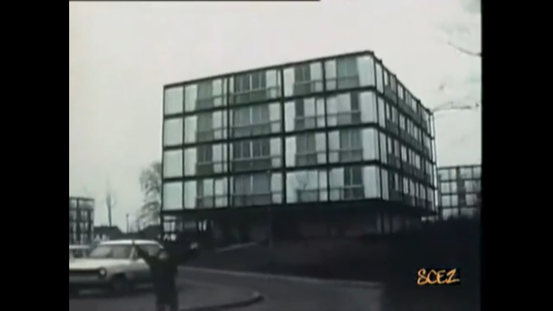 Extrait du film "Jeu de construction" de Ken Legargeant, qui raconte la conception, par l'architecte Marcel Lods, de l'ensemble immobilier connu sous le nom de "Verres et Acier" dans le quartier de la Grand-mare à Rouen. Extrait du film "Jeu de construction" de Ken Legargeant, qui raconte la conception, par l'architecte Marcel Lods, de l'ensemble immobilier connu sous le nom de "Verres et Acier" dans le quartier de la Grand-mare à Rouen.