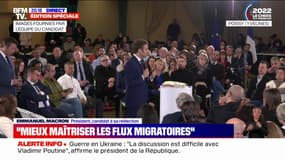 Emmanuel Macron: "Quand les gens arrivent sur notre sol, qu'on leur donne un titre, ce n'est plus possible qu'ils aillent toujours aux mêmes endroits"