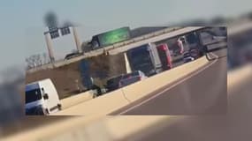 Une voiture à contre-sens le mardi 19 mars sur le grand contournement ouest (GCO) à hauteur d'Ittenheim