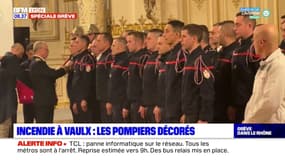Incendie de Vaulx-en-Velin: les pompiers décorés pour leur intervention